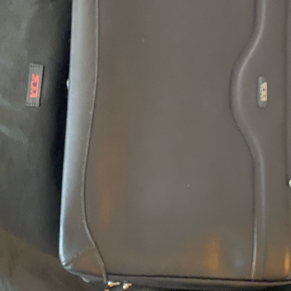 TUMI ALL LEATHER BRIEFCASE/FOLIO - Picture 5 of 6